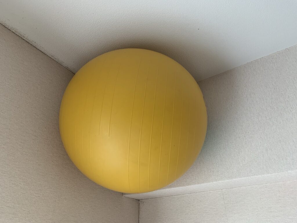 天井と壁に張り付いたバランスボール