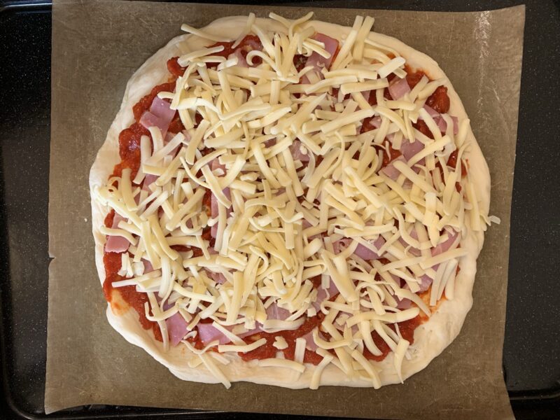自家製ピザ（トマトソースとベーコン）焼く前